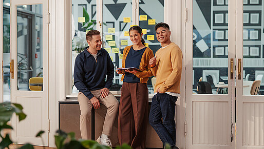 Teamwork im offenen Büro, Gruppe junger Kollegen, Austausch im agilen Team