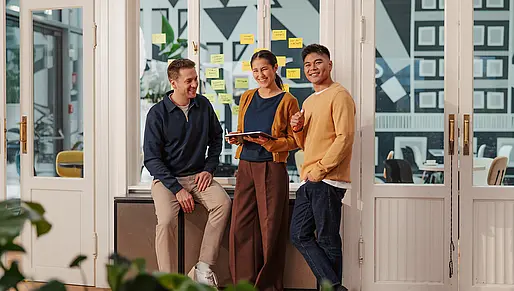 Teamwork im offenen Büro, Gruppe junger Kollegen, Austausch im agilen Team