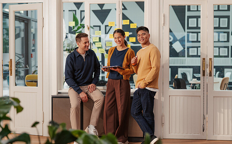 Teamwork im offenen Büro, Gruppe junger Kollegen, Austausch im agilen Team