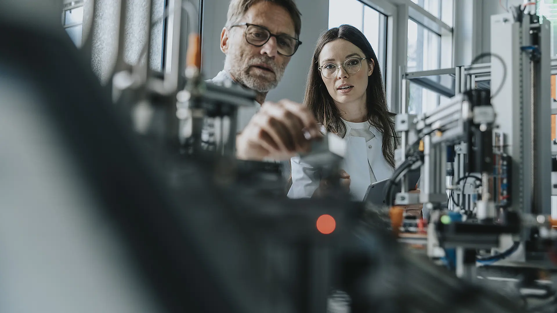 Personen mit Roboter