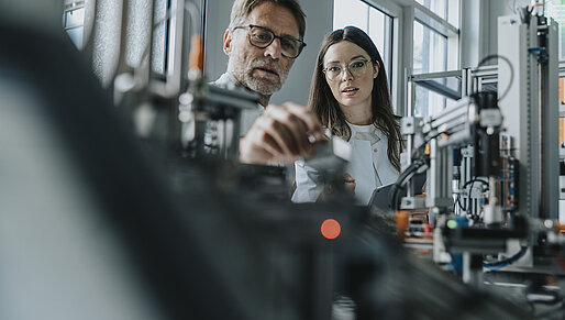 Personen mit Roboter