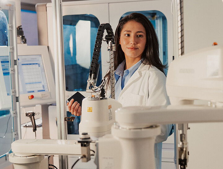 Life Sciences Österreich: eine internationale Fachkraft im Bereich Forschung und Entwicklung arbeitet in einem hochautomatisierten Labor