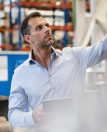 Industrieroboter mit Mann