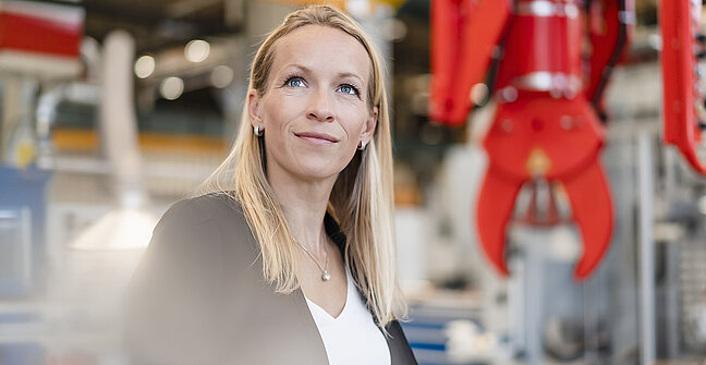 Industrieroboter mit Frau