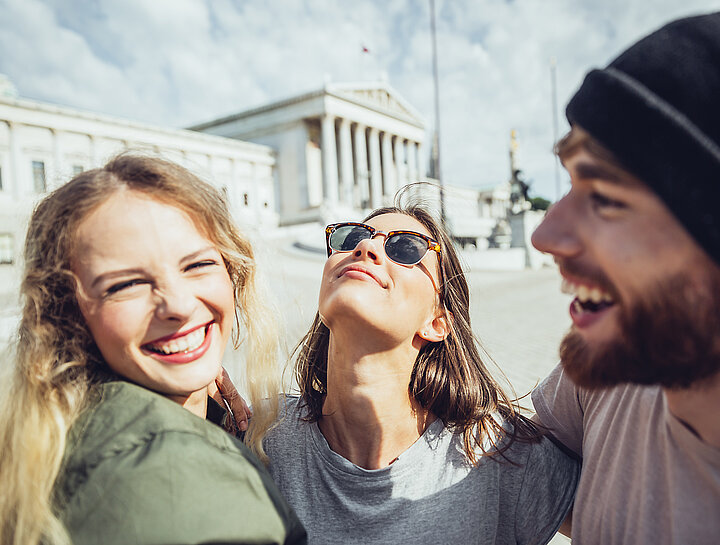 Junge Menschen vor Parlament