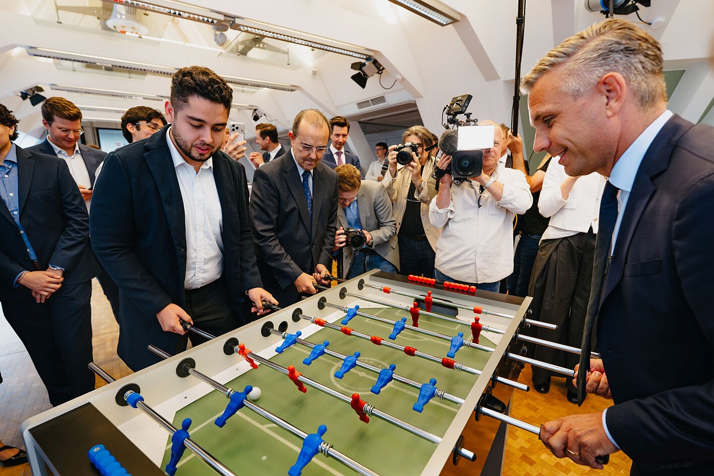 Tischfußball-Match mit Bundesminister Hattmannsdorfer.
