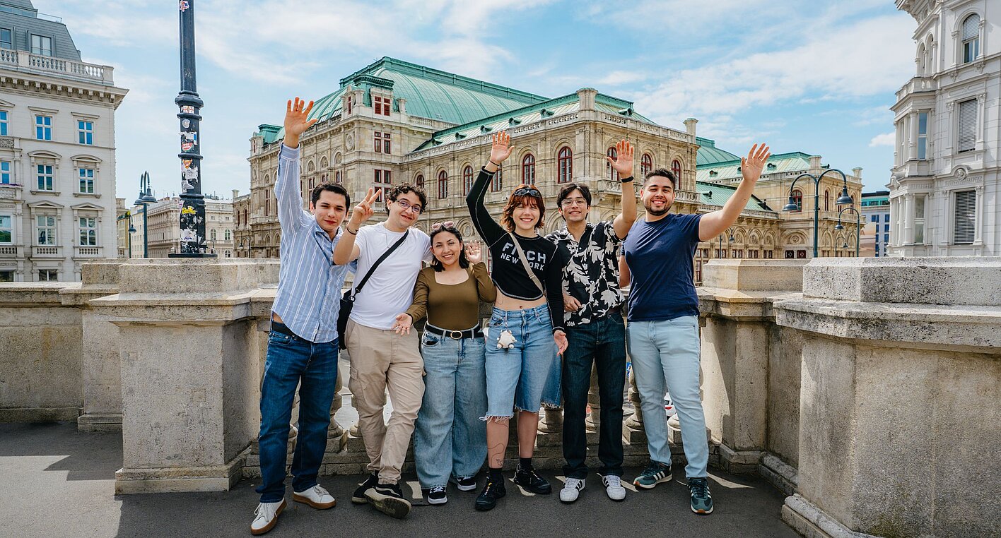 Die Gewinner:innen des AI-Hackathons lernten Wien aus unterschiedlichen Perspektiven kennen. Hier stehen sie vor der Albertina im ersten Bezirk in Wien.