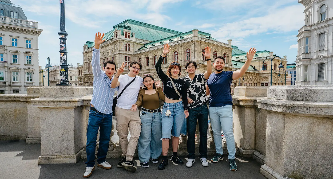 The winners of the AI hackathon got to know Vienna from different perspectives. Here they are standing in front of the Albertina in Vienna’s First District.