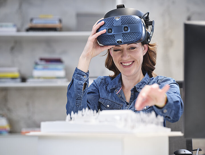 Frau mit VR Brille