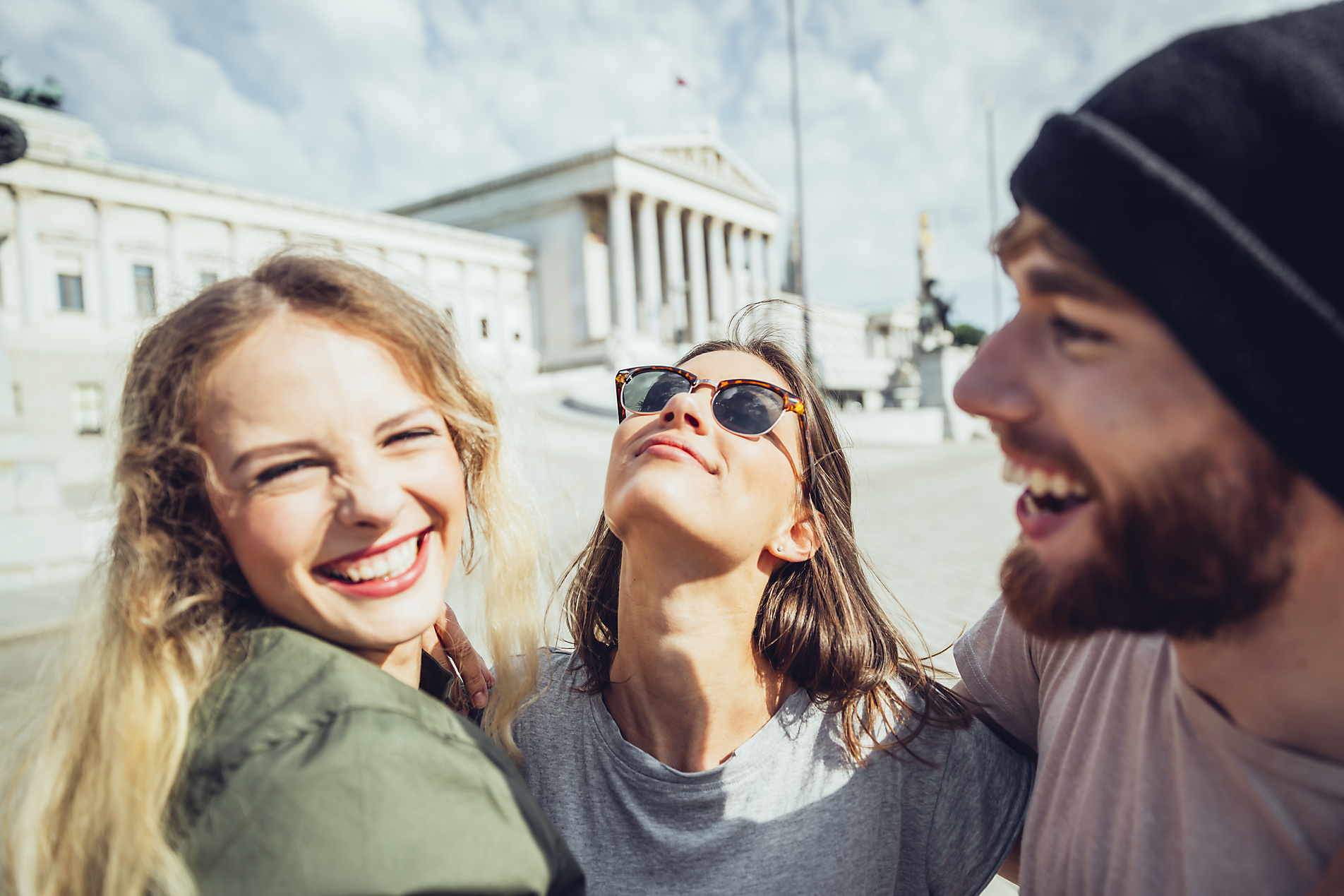 Junge Menschen vor Parlament